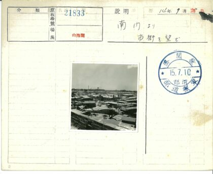 工业区金属屋顶与电线杆景观.jpg