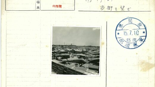 工业区金属屋顶与电线杆景观.jpg