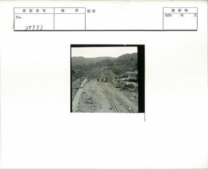 工业区铁轨旁的木材与建筑材料.jpg