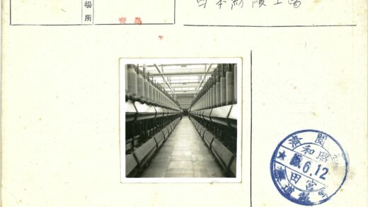 工业厂房天窗下的纺织机器.jpg