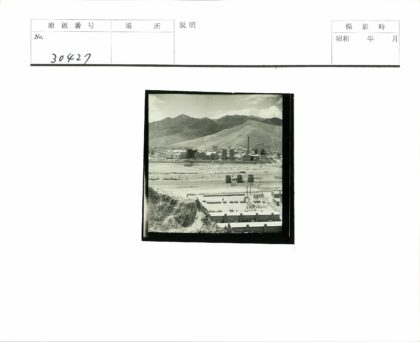 工业园区与山区景观.jpg