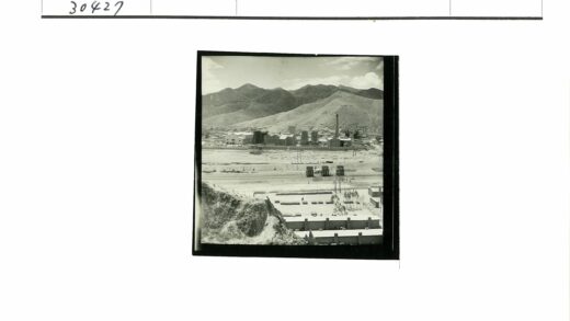 工业园区与山区景观.jpg