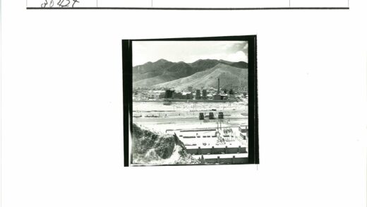 工业园区山区背景建筑群.jpg