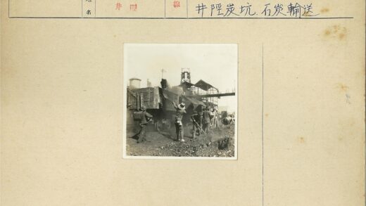 工业场景卡车装载材料高塔传送带.jpg