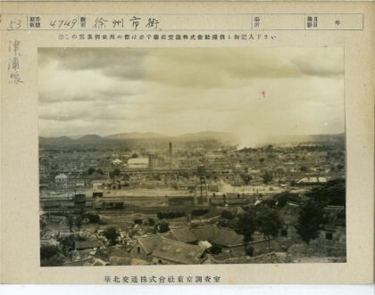 工业城市铁路与群山全景.jpg