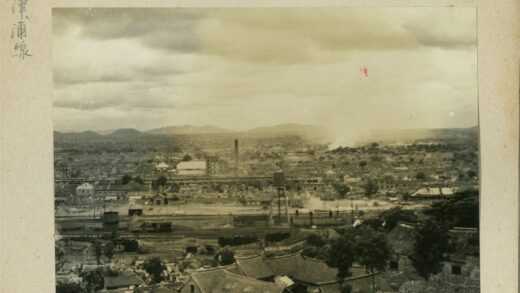 工业城市铁路与群山全景.jpg