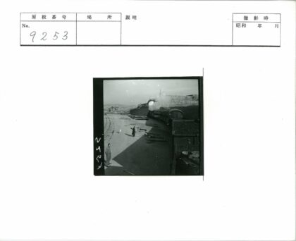 工业山区蒸汽机车与铁轨.jpg