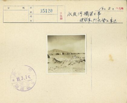 工业山脉与贫瘠荒地景观.jpg