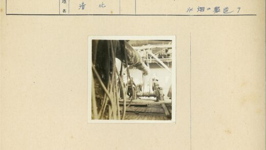 工业工人搬运绳索与管道.jpg