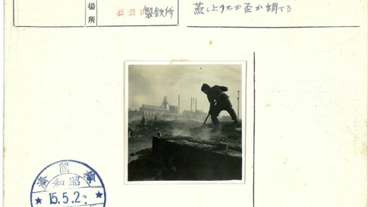 工业工人操作工具烟雾环境工作.jpg