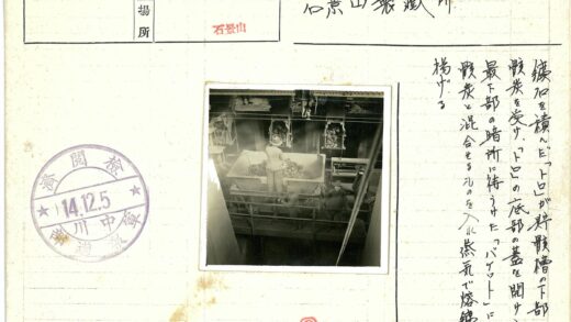 工业工人操作机器处理大箱子.jpg