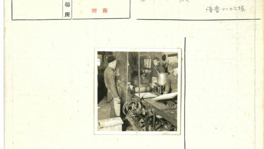 工业工人操作齿轮机械.jpg