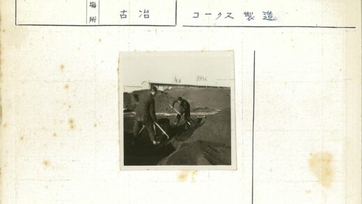 工业工人铲土作业现场.jpg