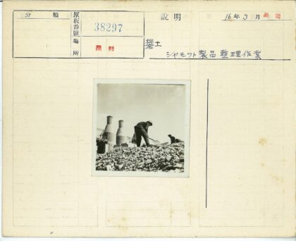 工业工人铲碎石工作场景.jpg
