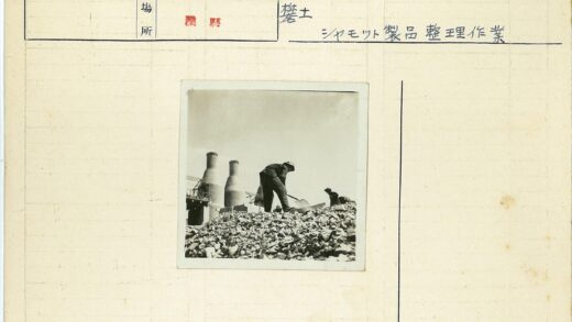 工业工人铲碎石工作场景.jpg