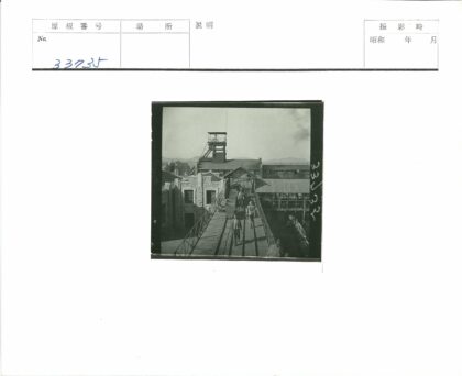 工业工人高架人行道工作场景.jpg