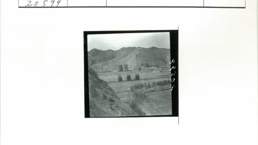 工业建筑与山脉烟囱景观.jpg