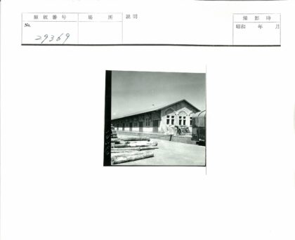 工业建筑与木材沙袋环境.jpg
