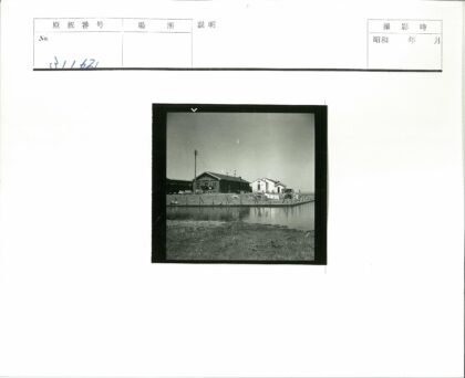 工业建筑与白屋池塘倒影.jpg