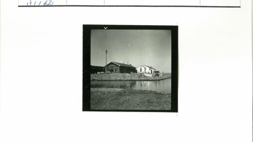 工业建筑与白屋池塘倒影.jpg