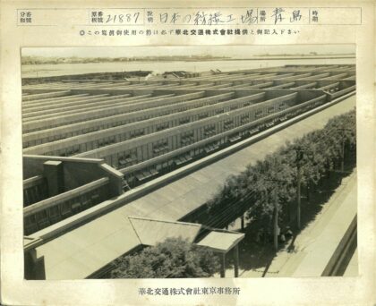 工业建筑与自然河岸景观.jpg