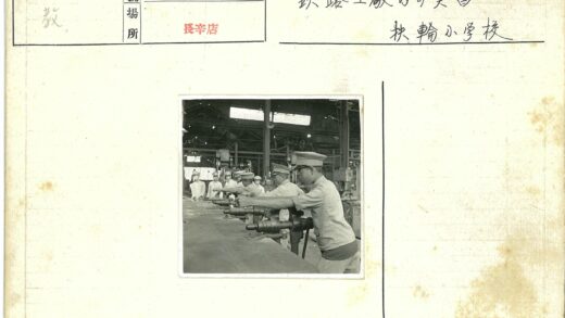 工业建筑内制服人员操作设备.jpg