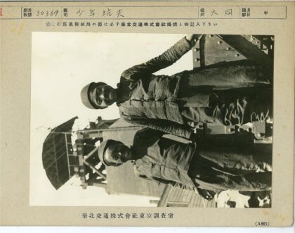 工业建筑前两名工人合影.jpg