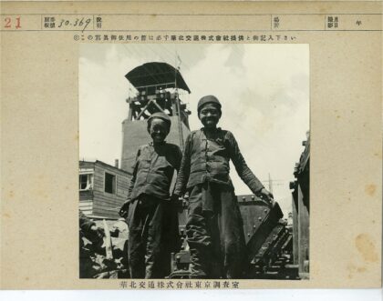 工业建筑前微笑的工人.jpg