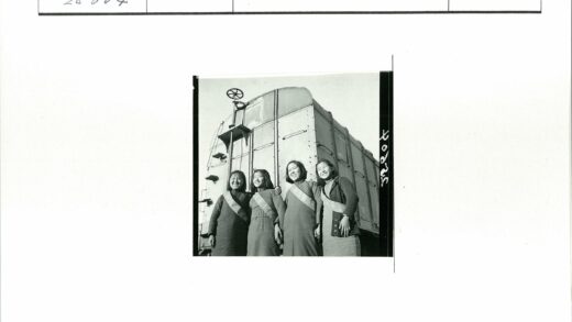 工业建筑前的四位女性合影.jpg