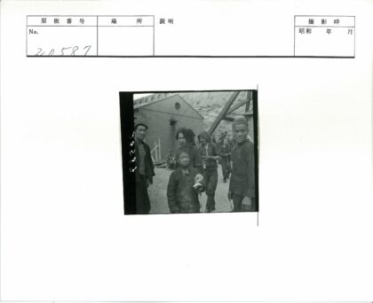 工业建筑外男子群像.jpg