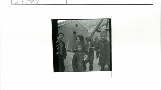 工业建筑外男子群像.jpg