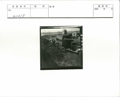 工业建筑工人露天铲土装车.jpg