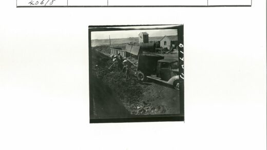 工业建筑工人露天铲土装车.jpg