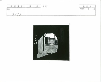 工业建筑拱门与土路行人.jpg