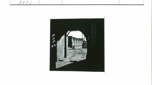 工业建筑拱门与土路行人.jpg