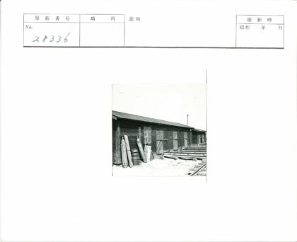 工业建筑瓦楞屋顶与铁轨.jpg