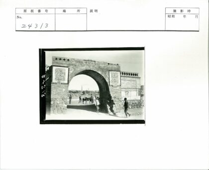 工业建筑背景人与动物穿拱门.jpg