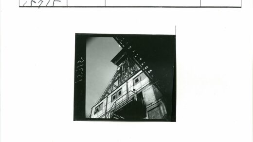 工业建筑金属梁与窗户立面.jpg