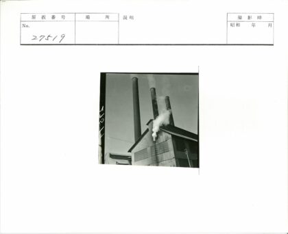 工业建筑高烟囱冒烟.jpg