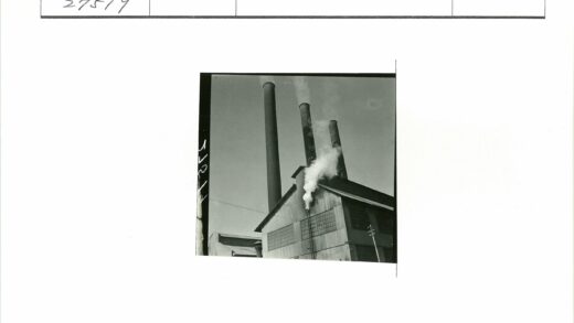 工业建筑高烟囱冒烟.jpg