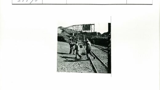工业建设中的工人与铁轨.jpg
