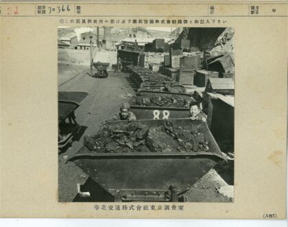 工业时代铁路煤车中的儿童.jpg