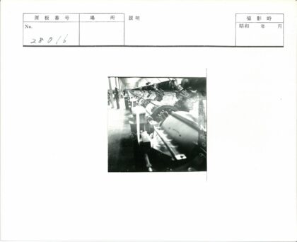 工业机械与操作员工作场景.jpg