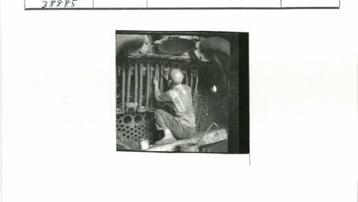 工业机械管道与金属结构工作场景.jpg