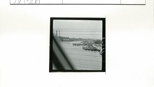 工业河岸与停泊船只.jpg