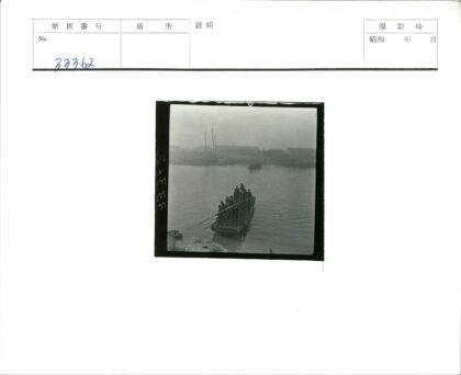 工业河景船上人群.jpg