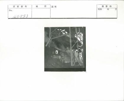 工业火车与烟雾中的金属结构.jpg