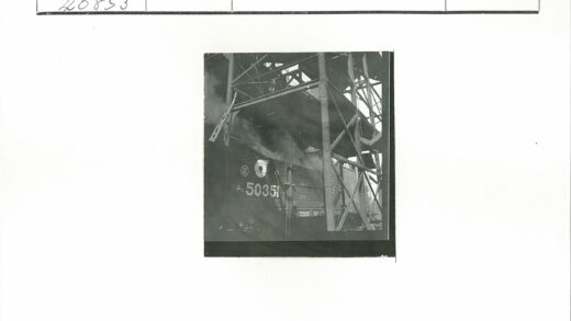 工业火车与烟雾中的金属结构.jpg