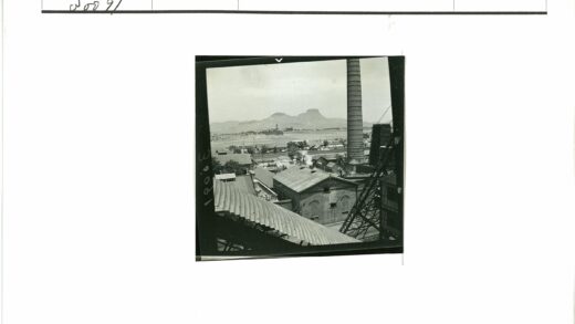 工业烟囱与田野风光.jpg