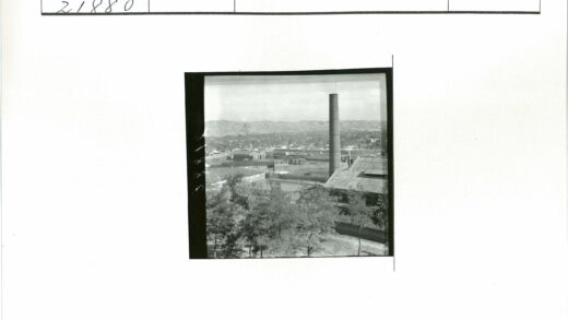 工业烟囱与自然景观.jpg